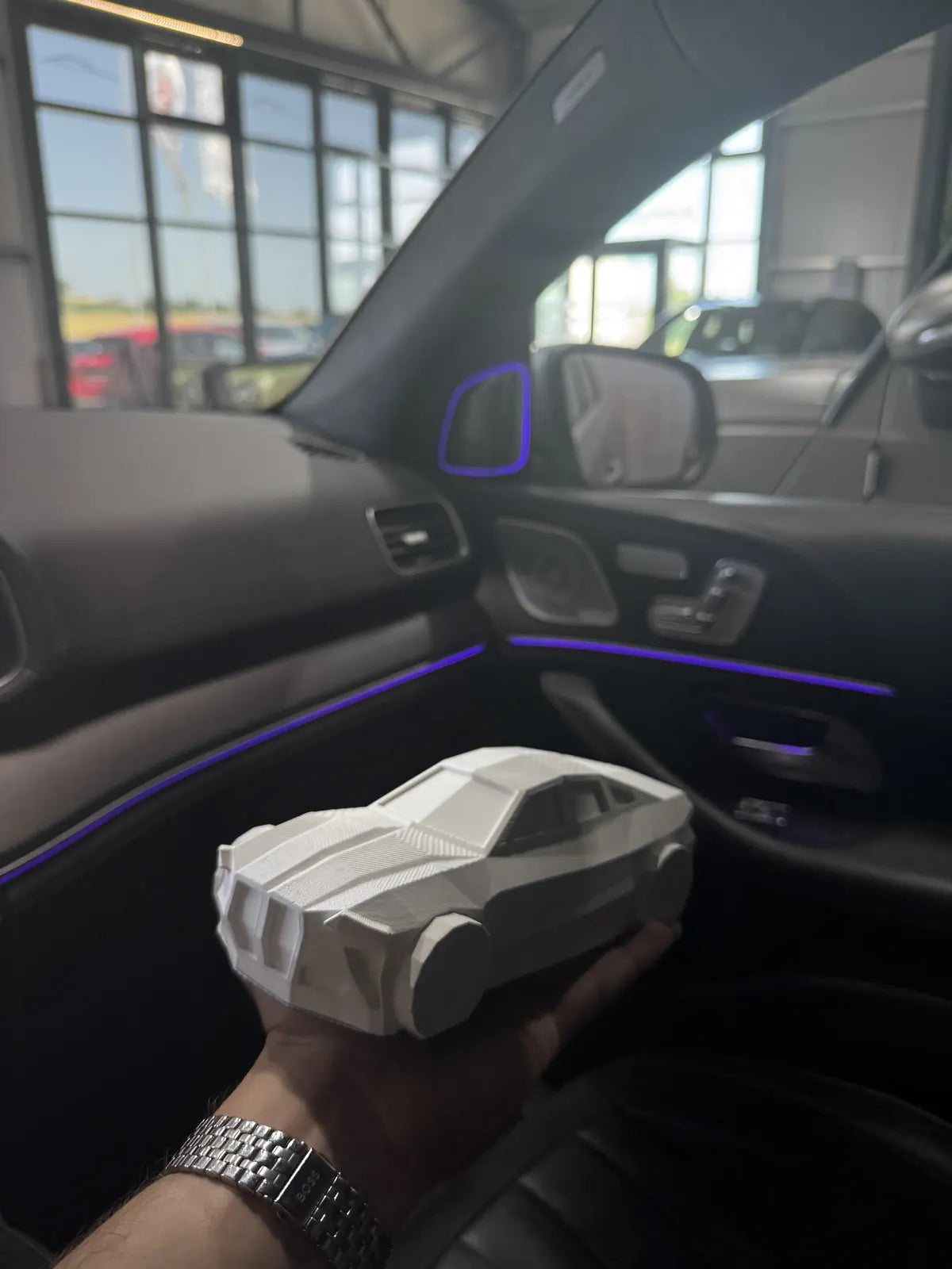 M-Class Icon in der Hand